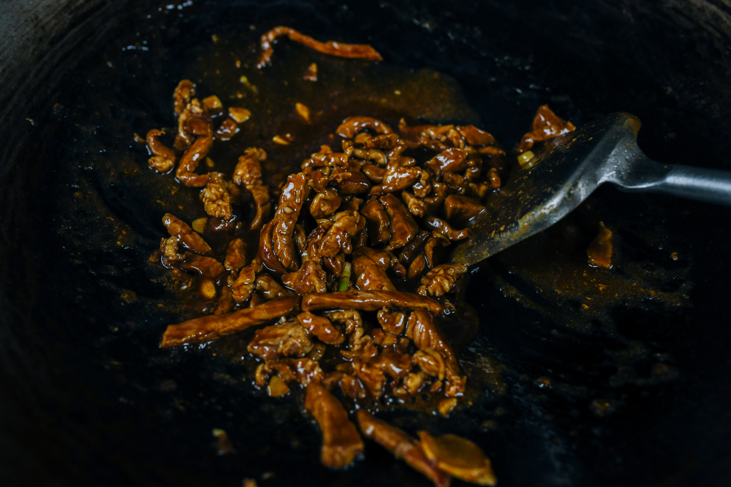 Stir-fried pork chops with thickened sauce