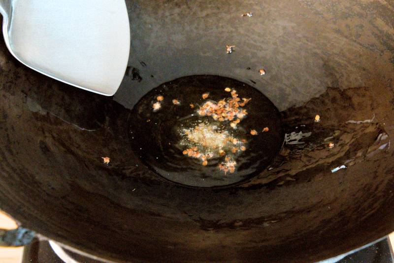Infusing oil with Sichuan peppercorns
