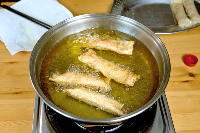 Frying the shrimp rolls