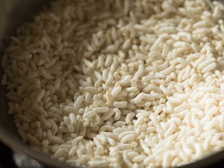Roasting puffed rice.