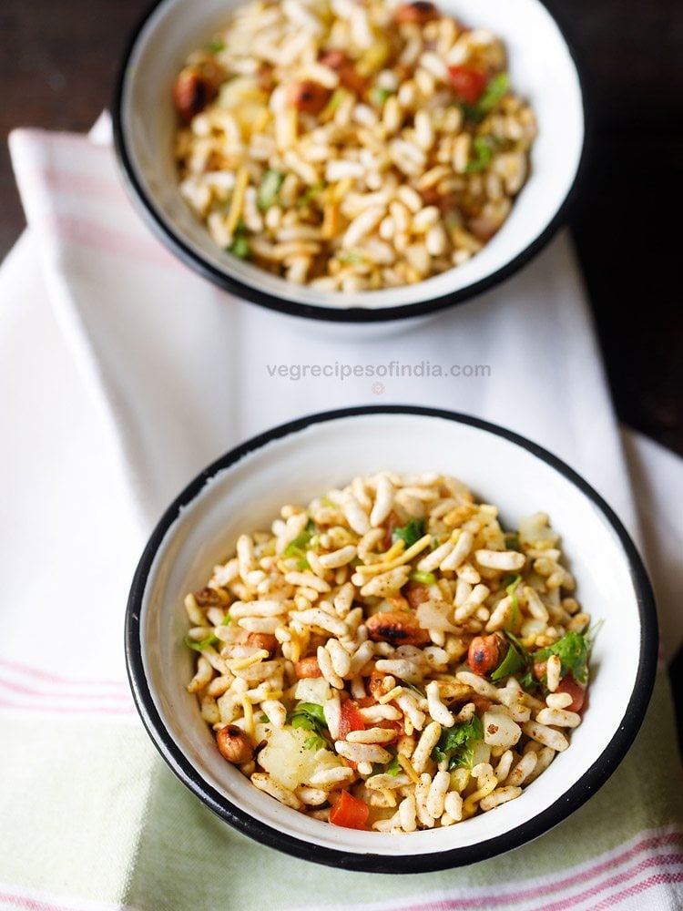Jhal Muri served in a black-rimmed bowl.