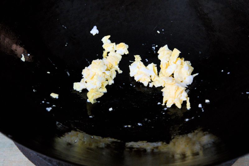 break the omelet into small pieces