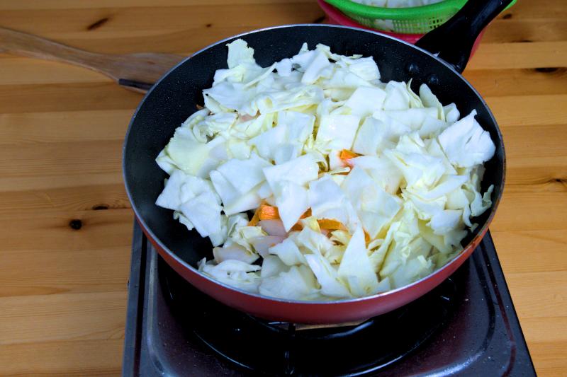 Stir-frying cabbage